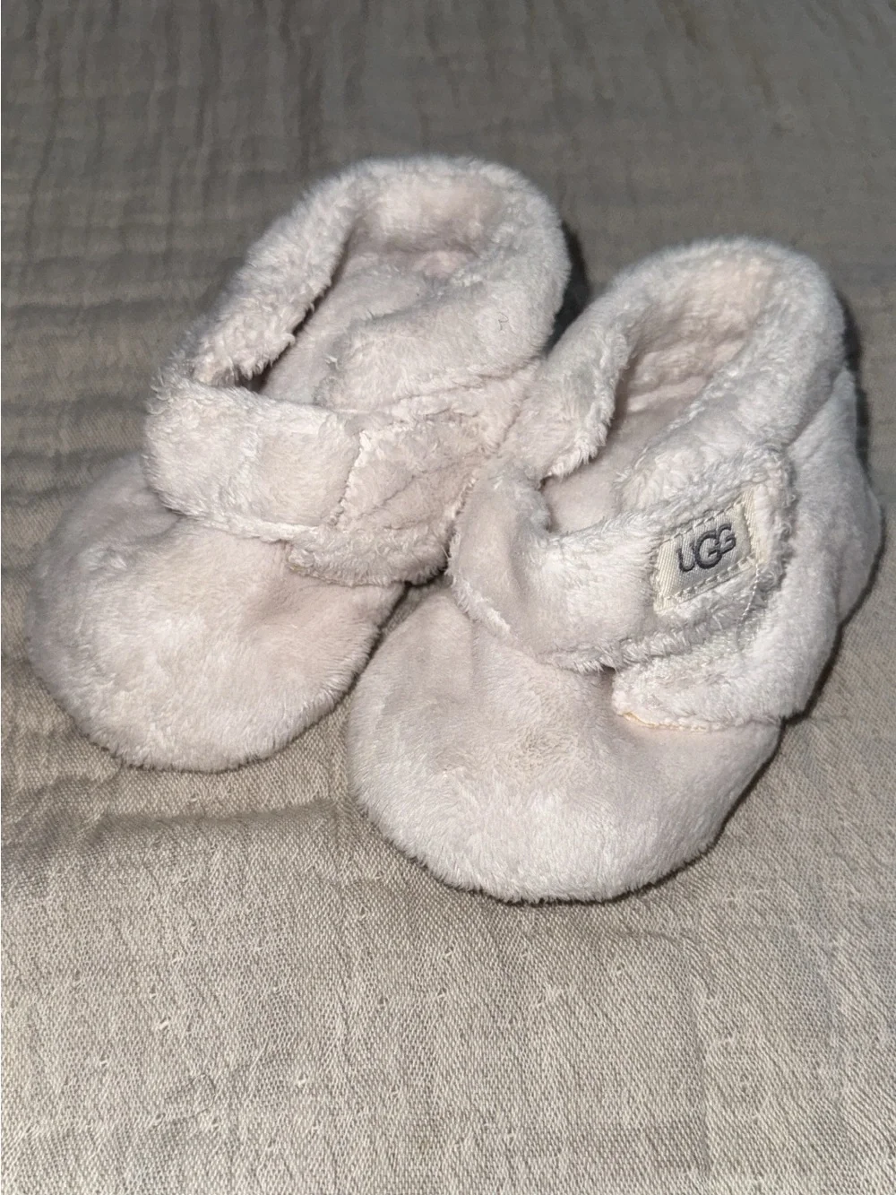 UGG Baby Plush Bootie Slippers in White size 4/5